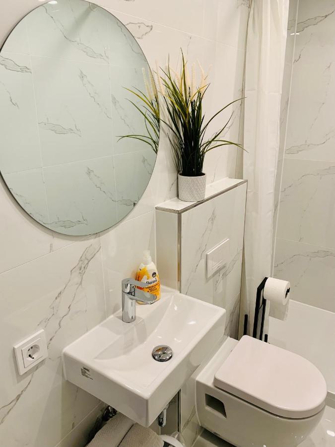 Gaestehaus Zur Uni Klinik Exklusives Apartment Mit Kueche Und Badezimmer Homburg  Eksteriør bilde