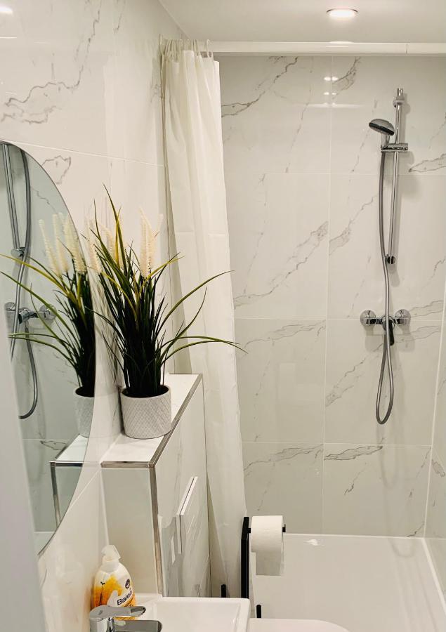 Gaestehaus Zur Uni Klinik Exklusives Apartment Mit Kueche Und Badezimmer Homburg  Eksteriør bilde
